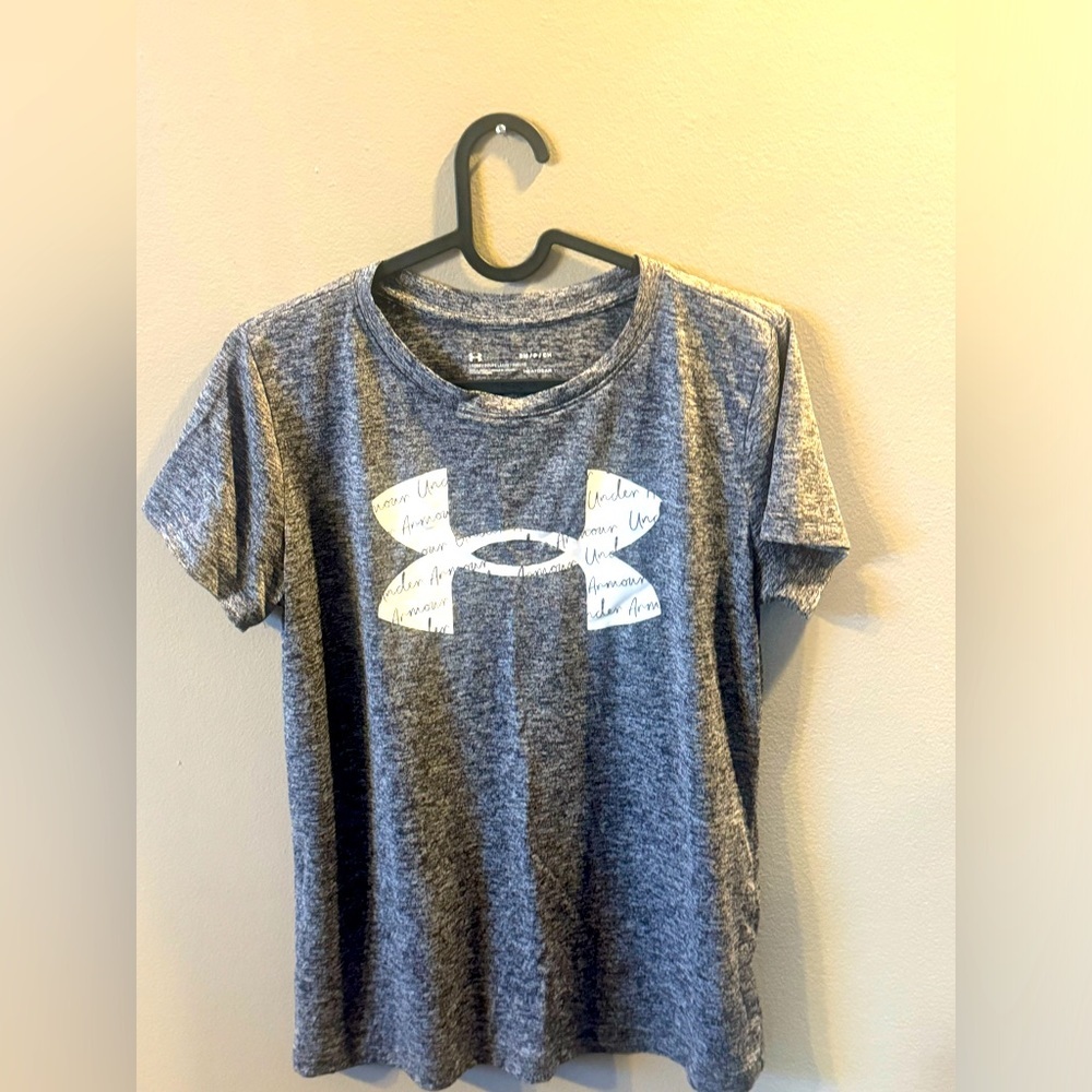 Under Armour, size small. Fantastic workout shirt.